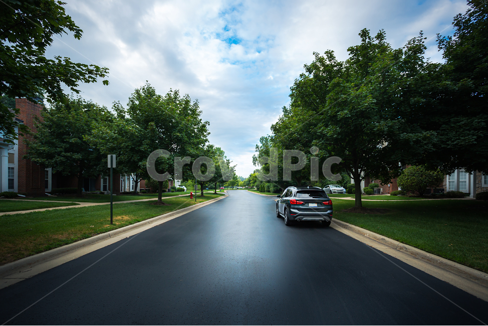 도로,아스팔트,자동차,교통,차량,블랙박스,자동차유리,주차,정차,이면주차,road,vehicle,car,하늘,구름,나무,동네,asphalt