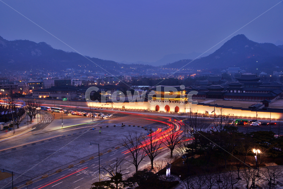 광화문,세종로,야경,인왕산,조명,궤적,도로,야경,밤,풍경,nightscape,night,landscape,한국전통,한국문화,korean traditional,korean culture,랜드마크,landmark,tourist attraction,한국랜드마크,한국관광지,한국명소,korea landmark,korea tourist attraction,건축물,건물외관,exterior,building,structure,architecture,construction,road,intersection,교차로,nature,자연,scenery,outdoors,옥외