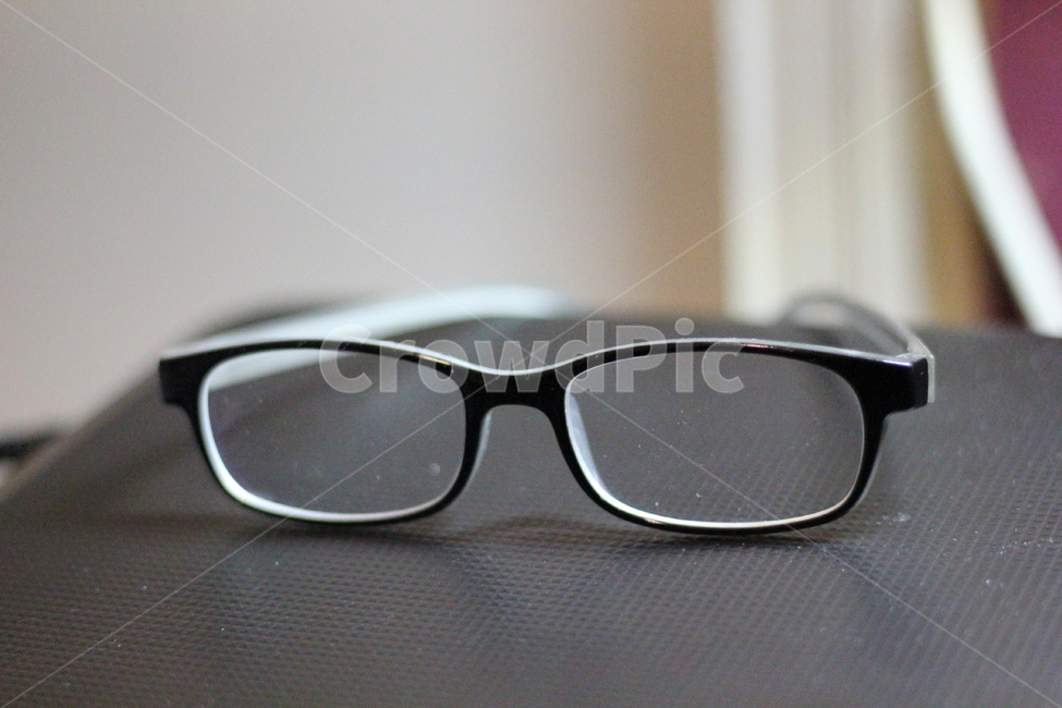 안경,뿔테,검은테,눈,초점,렌즈,안과,교정,돋보기,근시,원시,난시,glasses