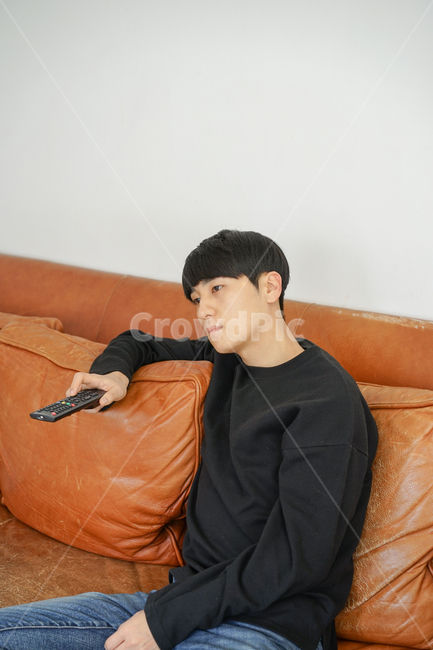 쇼파,소파,휴식,남성,남자,거실,휴일,sofa,실내,쿠션,rest,가구,리모컨,티비,시청,텔레비전,tv,지루함,따분함,심심함,집콕,방구석,일상,집돌이,사람,인물,인간,human,person,남성,남자,man,male