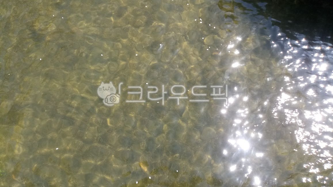 shadow,lake bottom,wave,floor,day,water color,water surface,water scale,midday,nature,lake surface,water,afternoon,outdoor,sunlight,outdoors,light,lake,water shadow