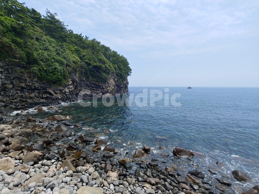해변,해안,바다,하늘,파란,푸른,물,구름,초록,숲,섬,산책,경치,바닷가,beach,shore,sky,blue,clouds,water,woods,green,fresh,신선한,휴식,walkway,rest,sea