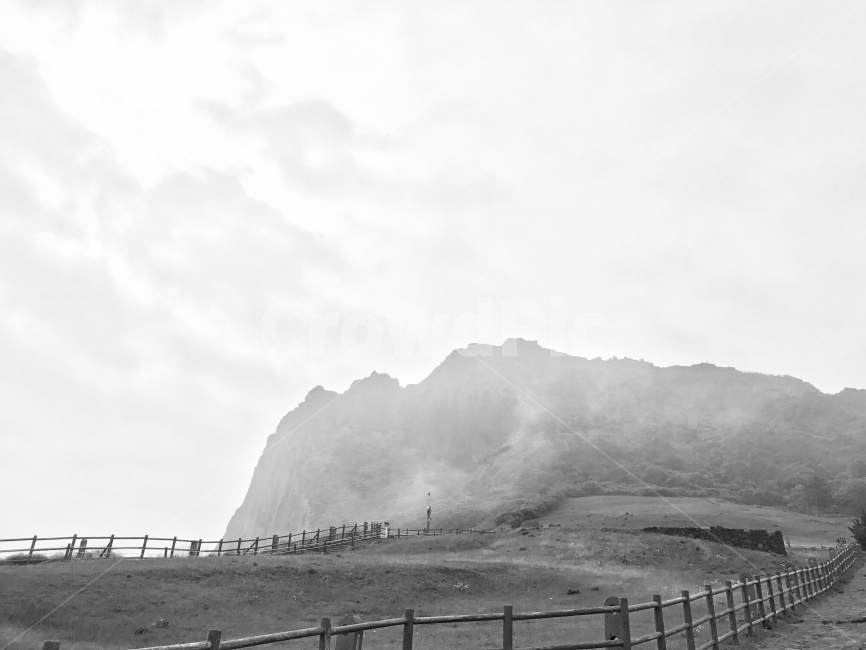 흑백,여름,아침,구름,성산일출봉,자연,풍경,nature,landscape,한국자연풍경,한국자연경관,korea nature landscape,제주도,jeju,jeju island,흑백,모노톤,monochrome,black and white