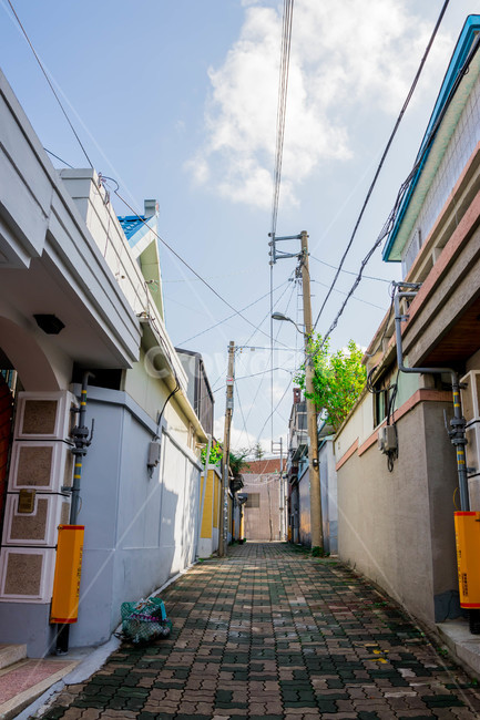 골목길,색감,구름,맑은날씨,도시풍경,골목길,alley,walkway,보도,path,통로,urban,어반,building,건물,city,시티,street,거리,town,도시,road,도로