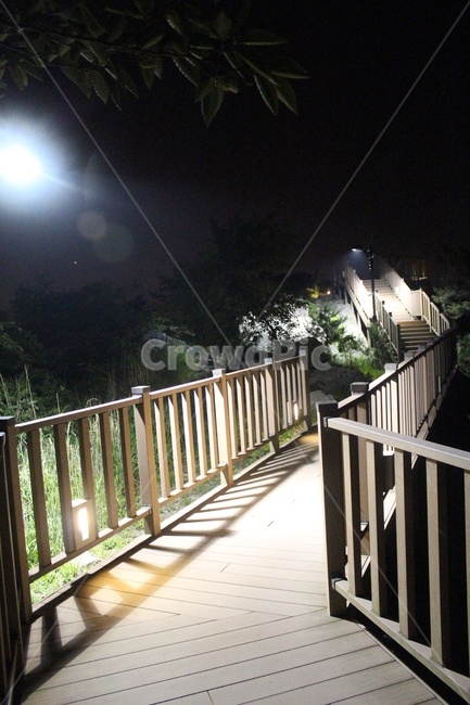가로등,야경,어두운계단,야경계단,계단,야경복도,야경,밤,풍경,nightscape,night,landscape,건축물,건물외관,exterior,building,structure,architecture,construction,railing,난간,handrail,banister