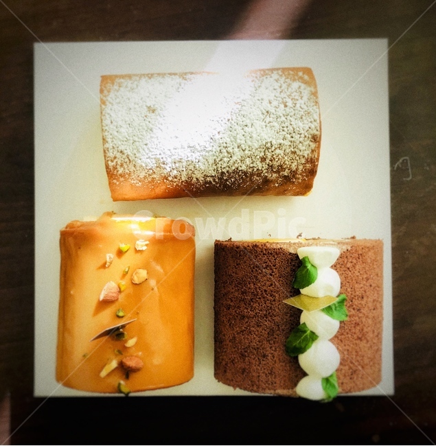 디저트,케이크,롤케이크,푸드스타일,필름카메라,빵,햇살,카페,제과,파티셰,음식,제빵,케익,롤케익,캬라멜,초코,초콜릿,푸드스타일링,음식,식재료,요리,food,cook,meal,dishes,food reserves,빵,bread,디저트,간식,후식,dessert,snack