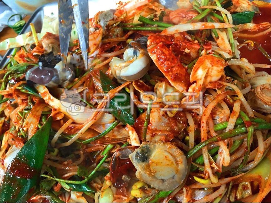 seasoning,Stirfried seafood on iron plate,water parsley,vegetable,scallop,stirfried dishes,ingredients,cooking,seafood,Stirfried seafood on plate,Bean sprouts,cook,Korean,Stirfried seafood,Octopus,food,meal,scissors,dish,clam,crab