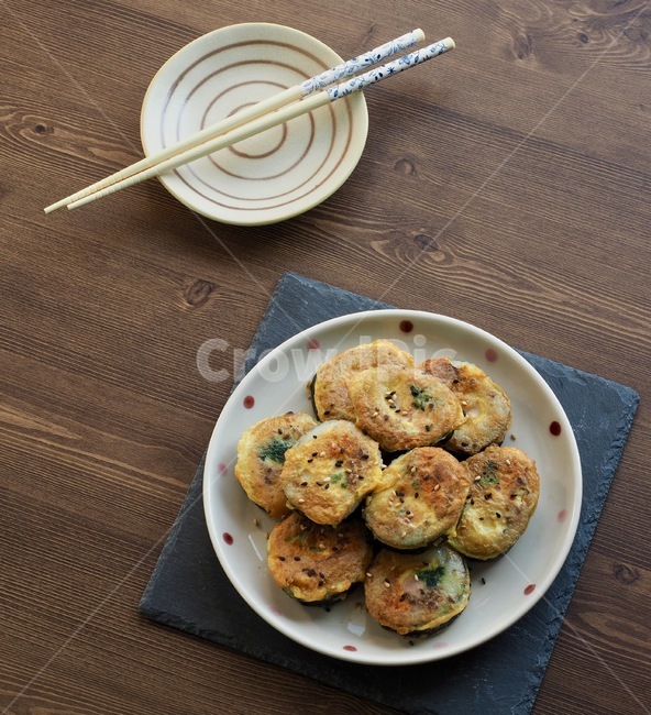 김밥,김밥계란구이,한국음식,식품,한식,한국문화,음식,한국,배경,음식문화,웰빙,문화,아시아,아시아음식,접시,전통,젓가락,식사,점심식사,점심,간식,김밥구이,음식,식재료,요리,food,cook,meal,dishes,food reserves,한식,한국음식,한국요리,korean food,korean dishes,korean meal,korean cook