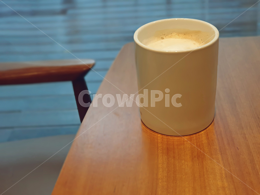 머그컵,커피,머그잔,커피숍,컵,cup,coffeecup,커피컵,기다림,차분함,테이블,wood,의자,오후,브라운,갈색,감성,따뜻함,거품,커피,카페,coffee,cafe