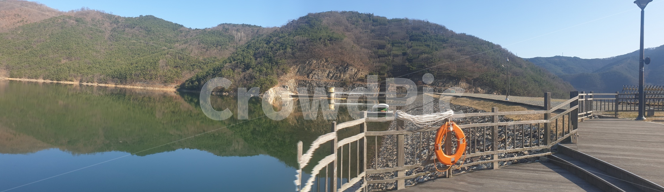 nature,자연,outdoors,옥외,교통,transportation,물,water,댐,저수지,맑은,peaceful,평온한,풍경,시골,조용한,산책로,handrail,난간,railing