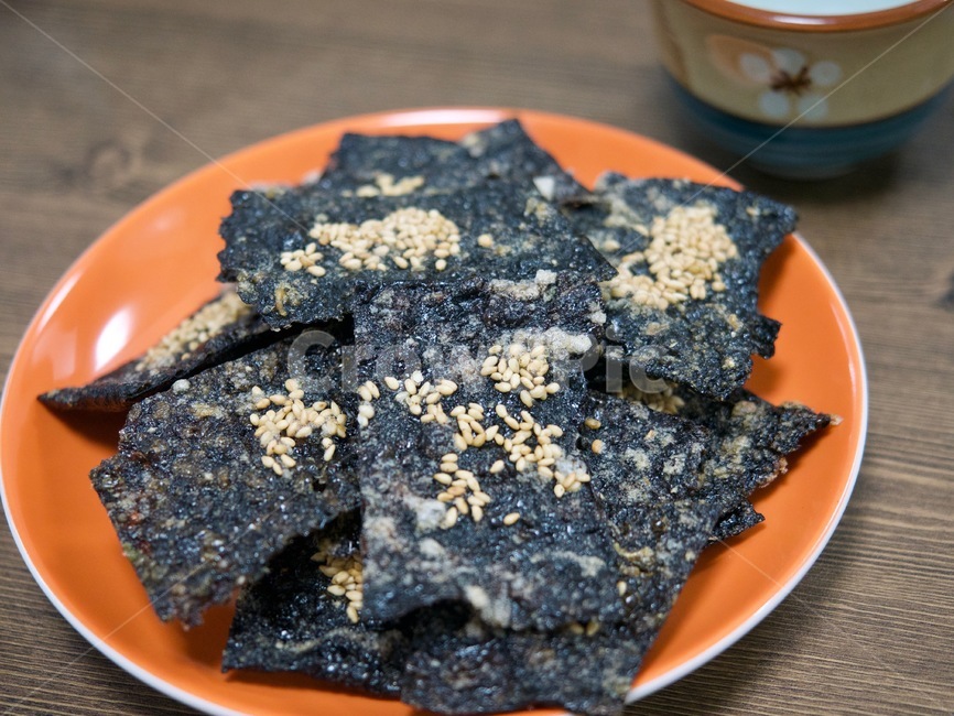 biscuits,Seaweed bugak,seaweed snacks,seaweed,crackers,seaweed crackers,cookies,food,sesame seeds,wellness,Korean food,Asian food,snacks,black food,Korea