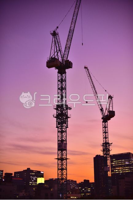 도시야경,타워크레인,공사현장,건축현장,건설현장,공사장,석양,노을,황혼,해질녘,sunset,constructioncrane,건설크레인,산업,도시,시티,밤,nightview,재개발현장,실루엣,보라색,퍼플,색감,옥외,조명,불빛,야경,도심재개발