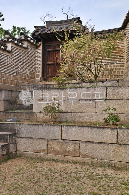 5 palaces,Palace,Changdeokgung Palace,old palace,UNESCO cultural heritage,narrow gate