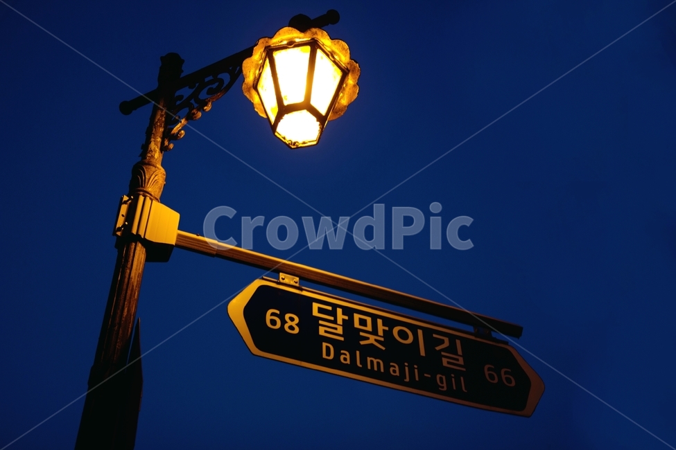 부산,달맞이길,가로등,표지판,도로명,달,밤,야경,밤,풍경,nightscape,night,landscape