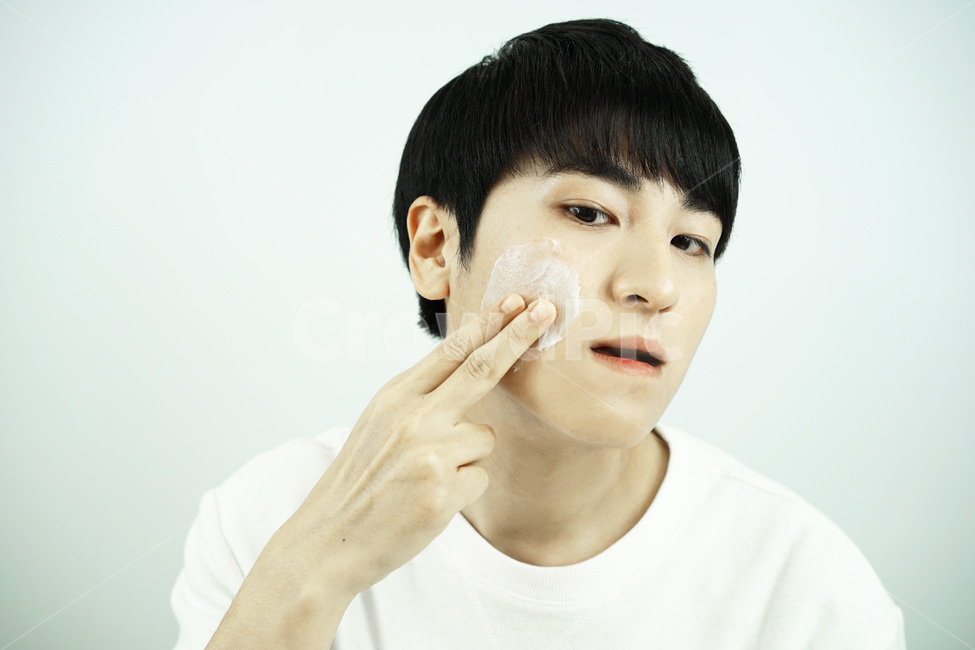 남자,뷰티,스킨케어,피부관리,화장품,로션,beauty,skincare,cosmetic,남성,lotion,그루밍족,사람,인물,인간,human,person,얼굴표정,facial expression,face,남성,남자,man,male,감정표현,기분,feeling,emotion,뷰티,미용,beauty treatment