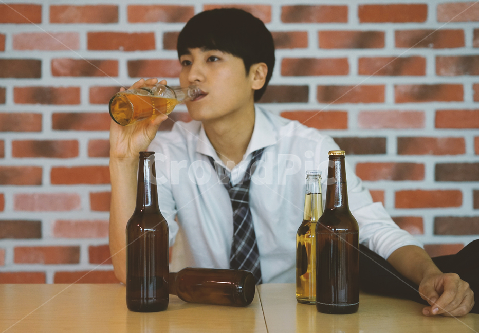 남성,남자,펍,맥주,비어,beer,술,음주,과음,맥주병,병맥주,알코올,사람,인물,인간,human,person,남성,남자,man,male,술,주류,alcohol,산업,industry,industrial,비즈니스,사업,business,service,work