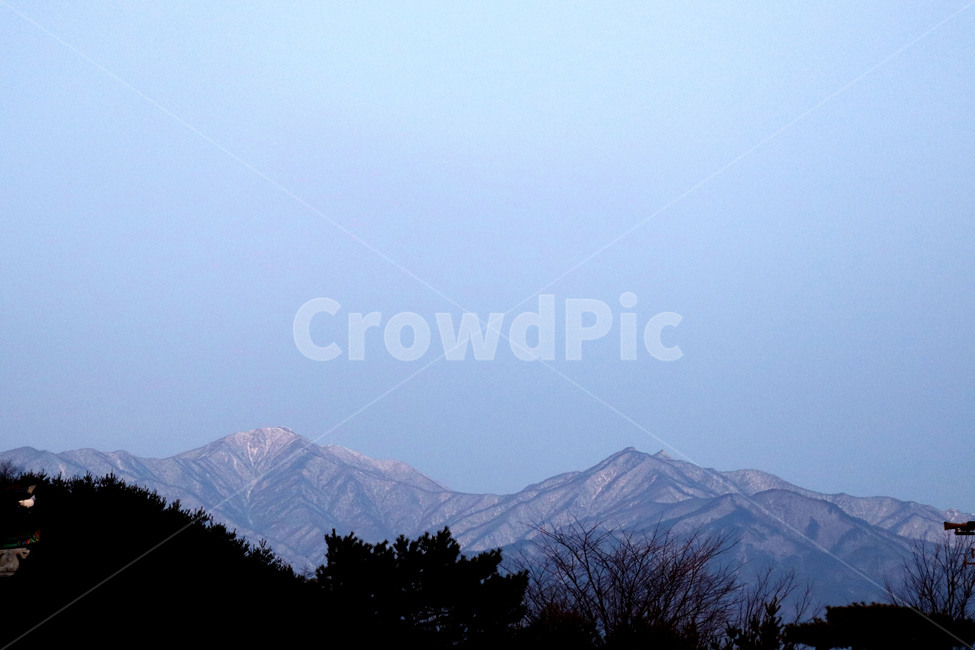 산맥,mountainrange,outdoors,옥외,mountain,산,nature,자연,peak,피크,sky,하늘,blue,겨울,winter