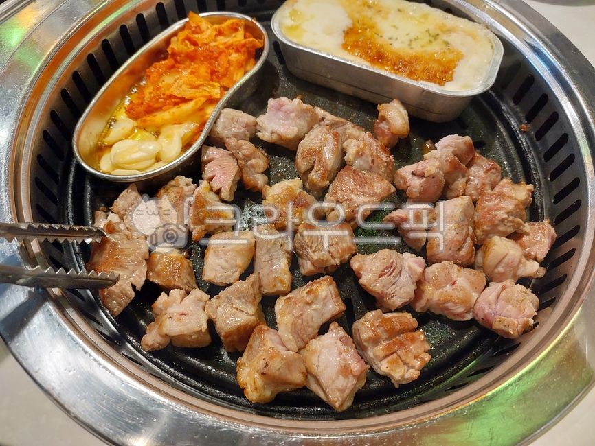 garlic,pork belly,kimchi,meat,pork,iron plate,food,neck meat,cheese