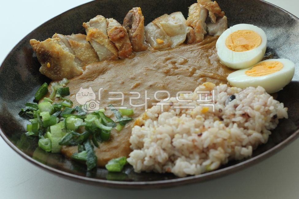 rice bowl,egg,One bowl of rice,plate,green onion,rice,curry,food,Chicken leg meat,meal,Curry rice bowl