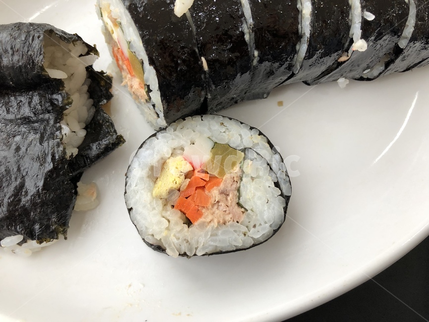 김밥,밥,참치,터진,당근,단무지