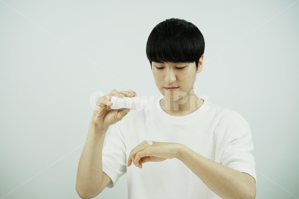 남자,뷰티,스킨케어,피부관리,화장품,로션,beauty,skincare,cosmetic,남성,lotion,그루밍족,사람,인물,인간,human,person,남성,남자,man,male,뷰티,미용,beauty treatment