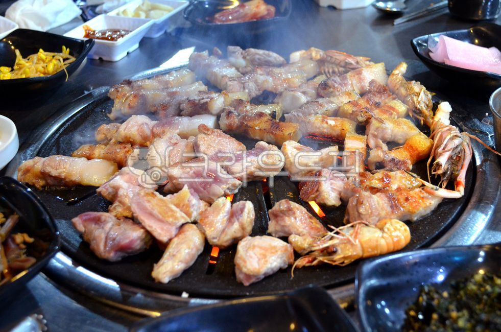 shrimp,pig,red,side dish,pork belly,Korean food,lean meat,fat,grilled,cooking,black pork,iron plate,seafood,grilled shrimp,restaurant,seaweed,smoke,neck,food,bbq,meal,meat restaurant,grilling,meat,charcoal,Pork,grill