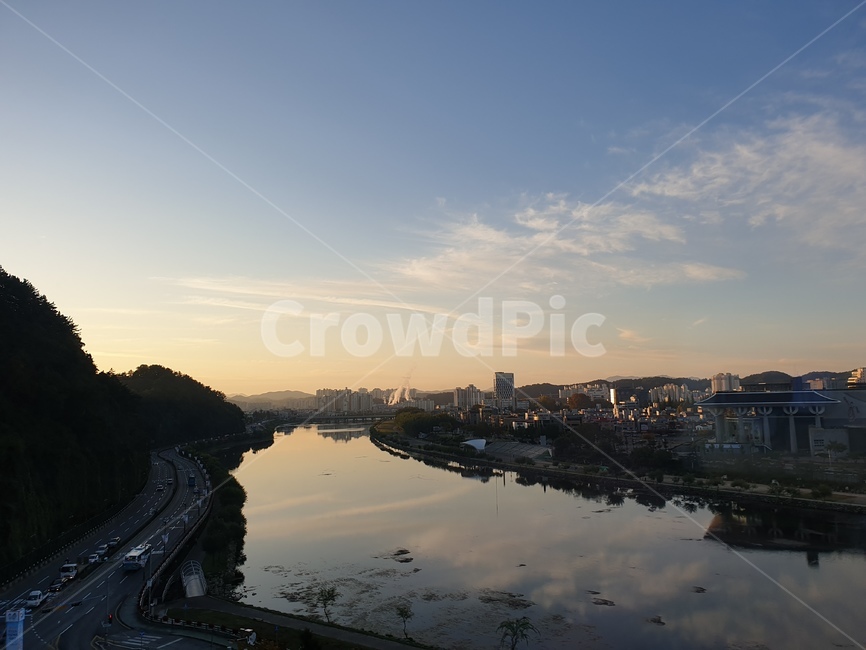 nature,자연,outdoors,옥외,landscape,경치,scenery,풍경,aerialview,조감도,진주풍경,남강풍경,진주남강,동방호텔,호텔동방,하늘,구름,해뜨기전