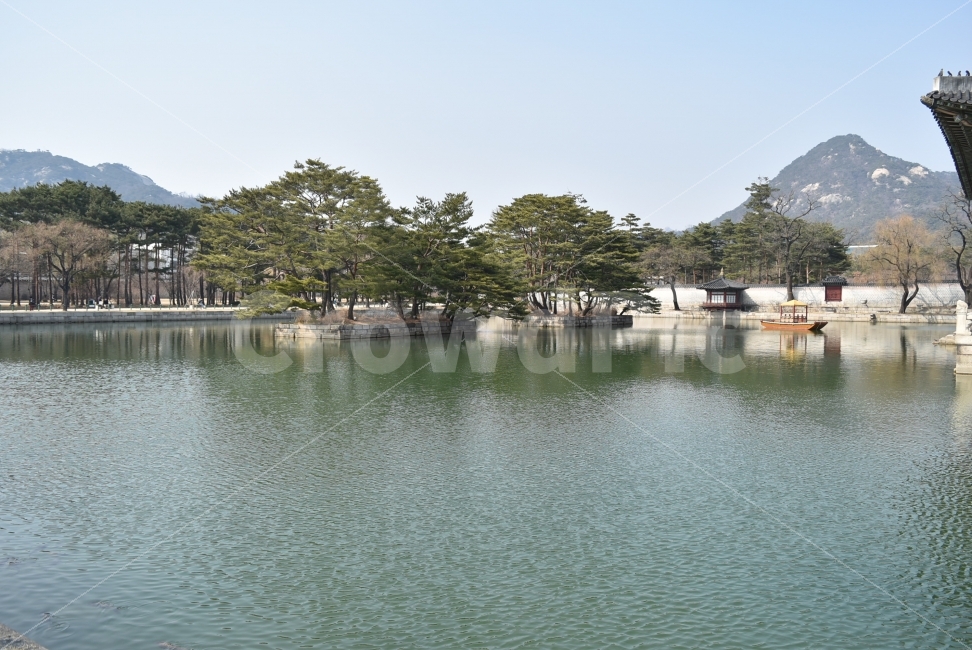 서울,경복궁,한국,전통,전통적인,역사,역사적인,한국적인,경회루,나무,연못,산,하늘,섬,천원지방,자연,풍경,nature,landscape,랜드마크,landmark,tourist attraction,한국전통,한국문화,korean traditional,korean culture,water,물,outdoors,옥외