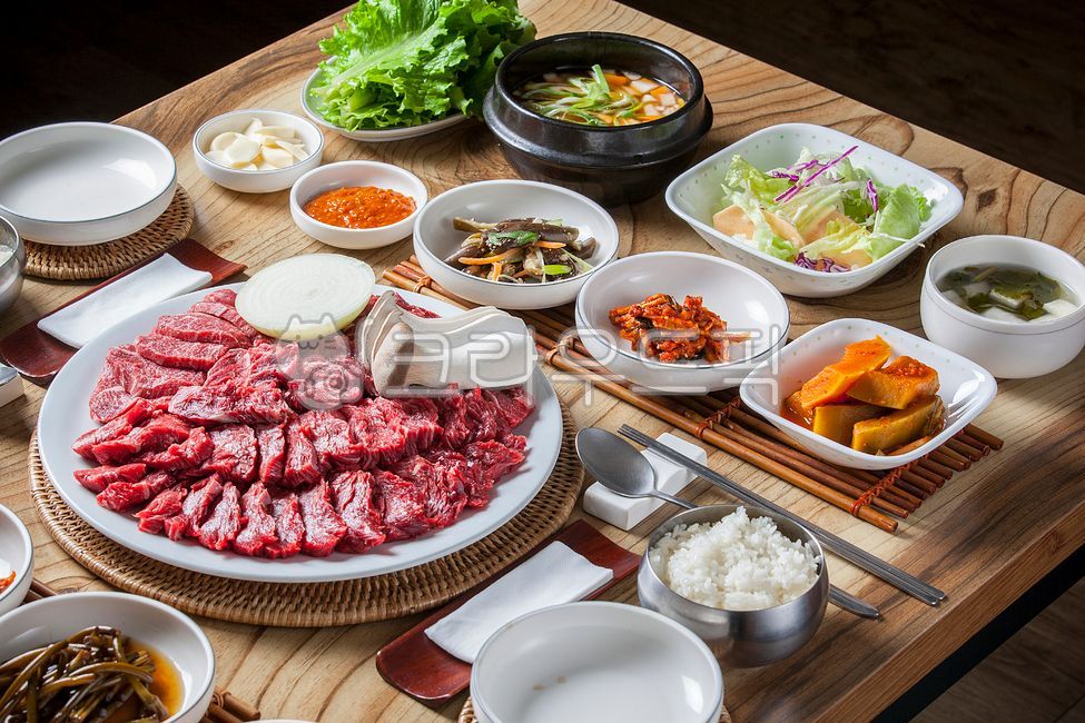 Spoon holder,table setting,Rattan,onion,Korean beef sashimi,Assorted raw meat,cow,raw meat,beef,plate,Lettuce,Six sashimi,Cow Korean beef,Hanjeongsik,bamboo stand,rattan support,plate holder,mushroom,garlic,Korean cuisine,restaurant,Domestic Korean beef,K