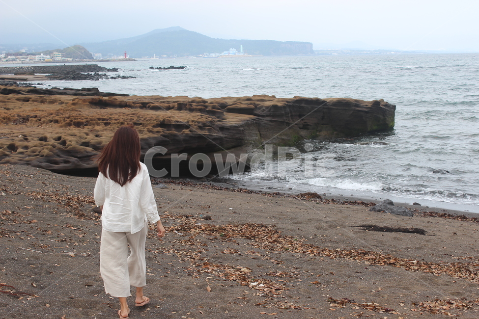 여자,바다,뒷모습,제주도,제주,서귀포,쓸쓸함,고독,제주바다,해변,jejuisland,jeju,인물,사람,인물,인간,human,person,여성,여자,woman,female,lady,여행,휴가,traveling,vacation,trip