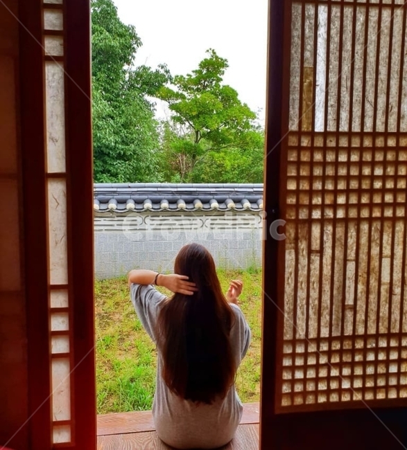 door,문,인간,사람,homedecor,전통,한옥,기와,한국적,창호지문,뒷모습,여자,긴머리,사람,인물,인간,human,person,여성,여자,woman,female,lady