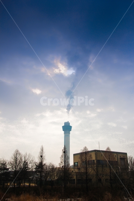 타워,tower,빌딩,연기,스모그,구름,산업,industry,industrial,제조업,manufacturing business,manufacturing industry