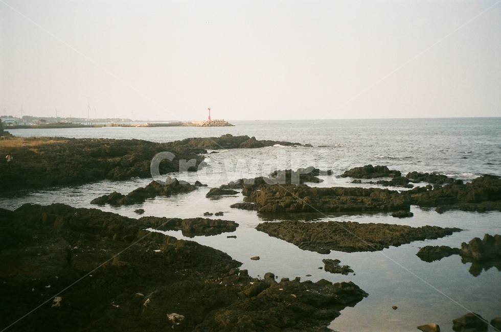 제주도바다,제주바다,제주도여행,등대,바닷가,지평선,돌바위,겨울바다,필름사진,흐린날,자연,풍경,nature,landscape,한국자연풍경,한국자연경관,korea nature landscape,해변,바다,beach,sea,등대,lighthouse,제주도,jeju,jeju island,land,땅,outdoors,옥외,water,물,ocean,대양,shoreline,해안선