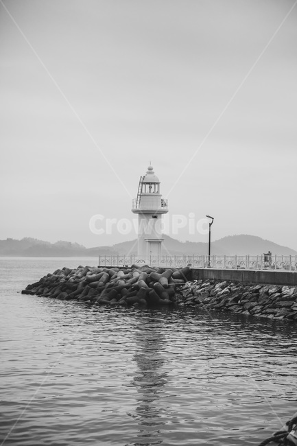 등대,흑백,바닷가,바다풍경,방파제,남해,사천바다,삼천포바다,등대,lighthouse,흑백,모노톤,monochrome,black and white