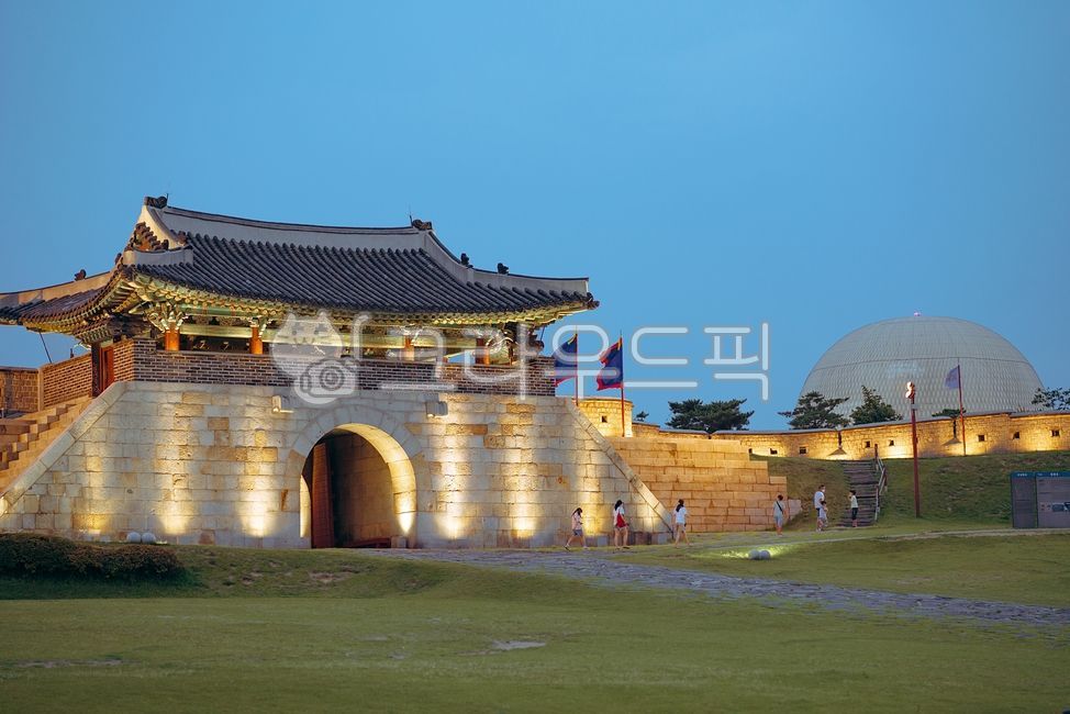 Hwaseong Temporary Palace,night view,traditional building,castle road,Suwonseong Fortress,Suwon city,Suwon,Changnyongmun Gate,building,Korean tradition