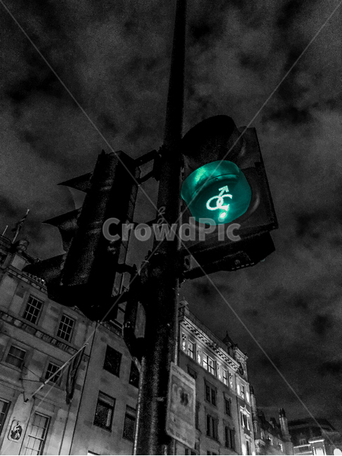 light,빛,신호등,하늘,구름,초록불,흑백,모노톤,monochrome,black and white,교통,교통수단,traffic,transportation