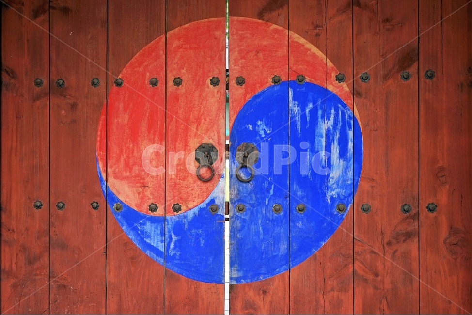 태극,대문,문양,빨강,청색,문고리,전통문양,태극문양,음양,한국전통,한국문화,korean traditional,korean culture,건축물,건물외관,exterior,building,structure,architecture,construction