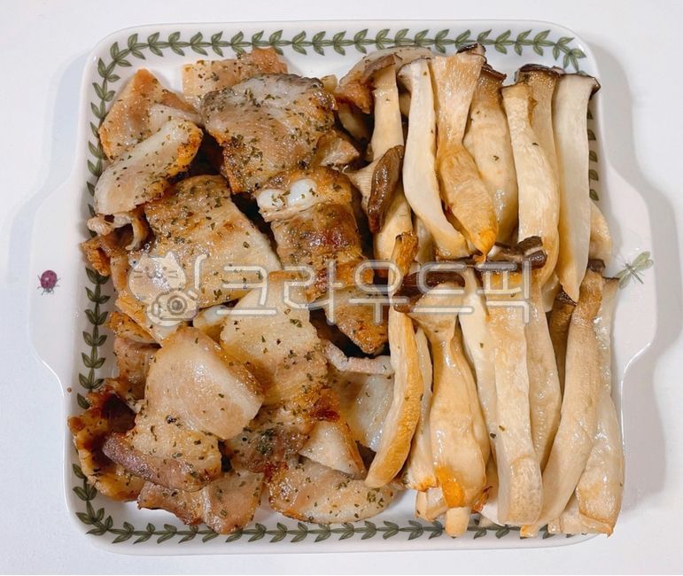 삼겹살,오겹살,돼지고기,돼지,고기,육류,접시,새송이버섯,버섯구이,버섯,새송이버섯구이,음식,요리,식사,식재료,food,dish,cook,meal,pork,meat
