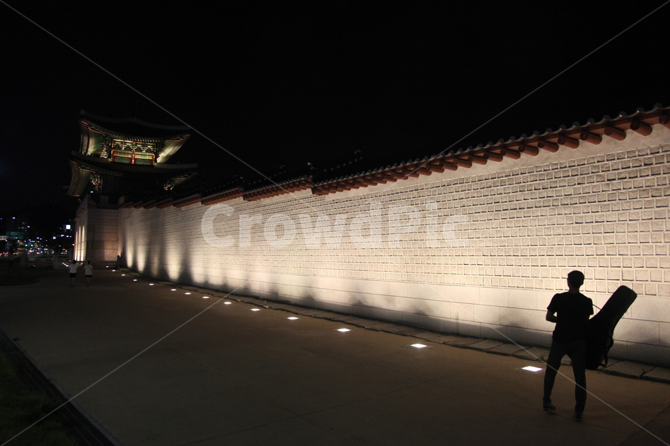 경복궁,실루엣,그림자,사람,밤,조명,야경,밤,풍경,nightscape,night,landscape,한국전통,한국문화,korean traditional,korean culture,랜드마크,landmark,tourist attraction,한국랜드마크,한국관광지,한국명소,korea landmark,korea tourist attraction,사람,인물,인간,human,person,인물실루엣,사람실루엣,character silhouette,human silhouette,building,건물,architecture,건축물