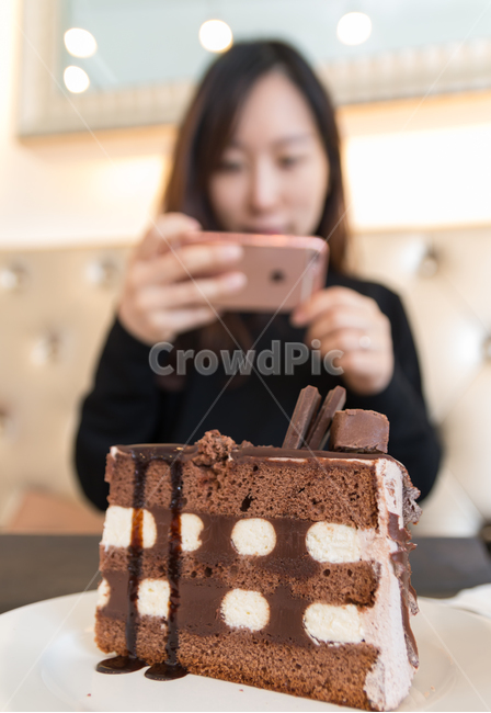 사진,라이프스타일,초코케이크,촬영,케이크,초코,후식,케잌,달콤한,맛있는,달달한,접시,초코렛,다이어트,디저트,카페,간식,음식,빵,베이커리,제과,제빵,인증샷,여성,음식사진,사람,인물,인간,human,person,여성,여자,woman,female,lady,인물실루엣,사람실루엣,character silhouette,human silhouette,음식,식재료,요리,food,cook,meal,dishes,food reserves,빵,bread,디저트,간식,후식,dessert,snack
