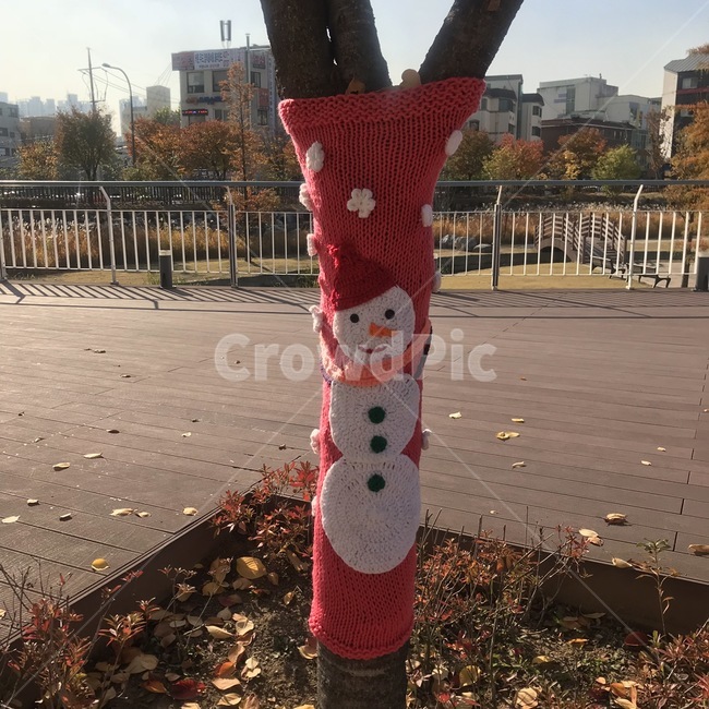 겨울,나무,눈사람,옷,볏짚