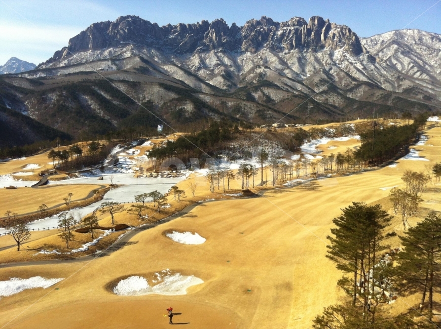 겨울산,울산바위,겨울,골프,눈,산,겨울,계절,winter,season,자연,풍경,nature,landscape,한국자연풍경,한국자연경관,korea nature landscape,스포츠,레저,운동,sports,leisure,exercise,outdoors,옥외