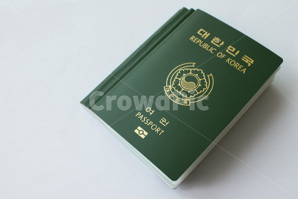 passport,id,business,card,citizen,emigration,identification,identity,international,korea,pass,republicofkorea,security,신분증,여권,한국여권,대한민국여권,사물,물건,한국,대한민국,탑,탑뷰,탑앵글,다수,여러개,여행,표지,겉면,비지니스,녹색,그린,초록색,흰배경,쌓기,여행,휴가,traveling,vacation,trip