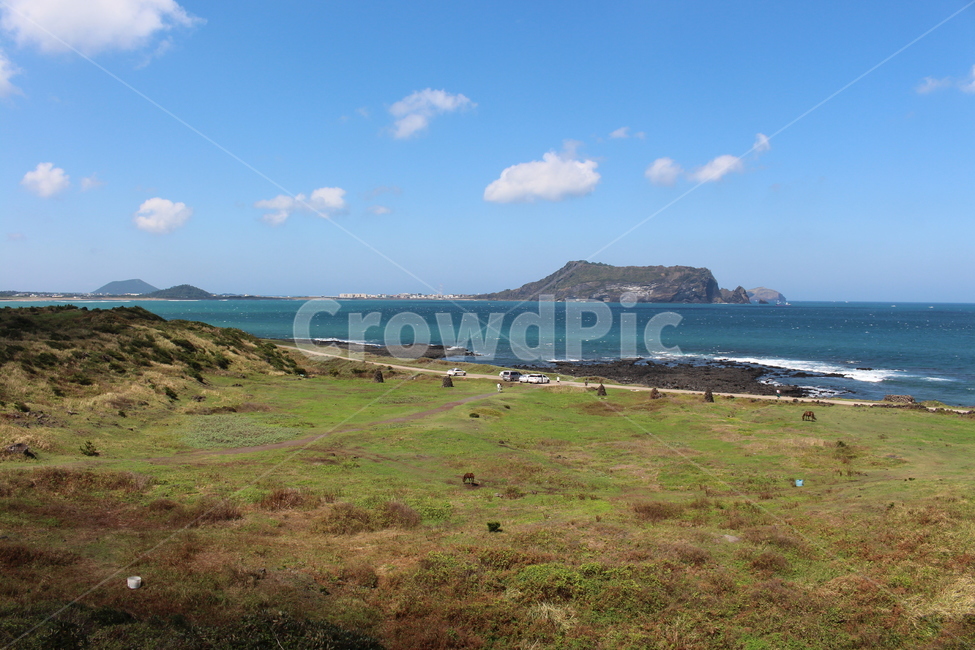제주도,섭지코지,성상일출봉,말,하늘,구름,자연,풍경,nature,landscape,한국자연풍경,한국자연경관,korea nature landscape,제주도,jeju,jeju island,outdoors,옥외,land,땅,water,물,shoreline,해안선,sea,바다,ocean,대양