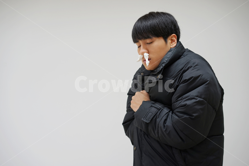 남성,남자,패딩,추위,강추위,한파,겨울,콧물,휴지,코감기,감기,몸살,겨울,계절,winter,season,사람,인물,인간,human,person,남성,남자,man,male,건강,헬스웨어,헬스케어,healthware,health care
