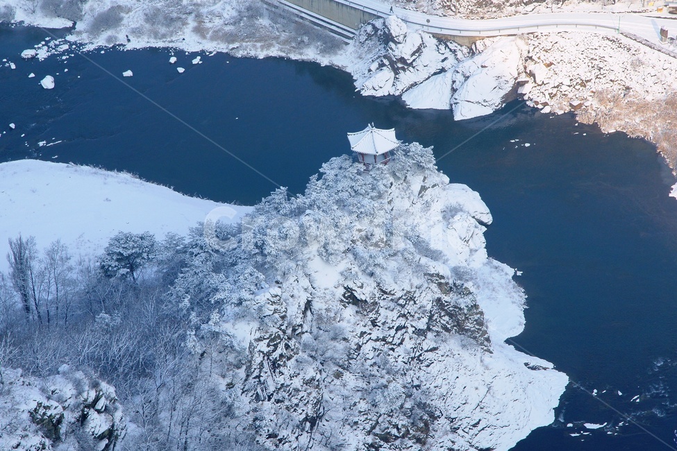 월류봉,영동군,풍경,설경,겨울,황간,초당천,겨울,계절,winter,season,자연,풍경,nature,landscape,한국자연풍경,한국자연경관,korea nature landscape,outdoors,옥외,mountain,산,ice,빙,snow,눈,glacier,빙하