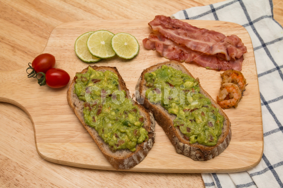 바게트,과콰몰리,아보카도,샌드위치,빵,음식,브런치,요리,레시피,베이컨,라임,레몬,새우,칵테일새우,방울토마토,도마,목재,테이블,맛있는,다이어트,건강한,플레이팅,구아카몰레,과카몰레,소스,멕시코,음식,식재료,요리,food,cook,meal,dishes,food reserves,빵,bread,아침식사,조식,브런치,breakfast,brunch