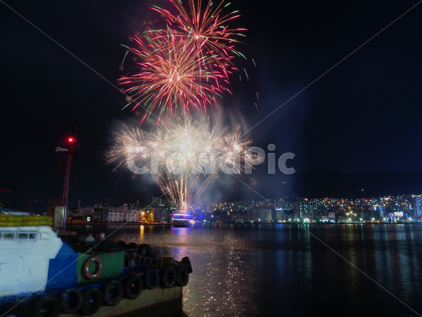 outdoors,옥외,불꽃,밤,붉은색,배,보트,firework,바다,sea,야경,밤,풍경,nightscape,night,landscape