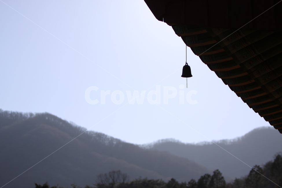 사찰,절,절집,풍경,전통,가옥,바람,흔들림,종소리,풍경소리,산사,자연,풍경,nature,landscape,한국자연풍경,한국자연경관,korea nature landscape,한국전통,한국문화,korean traditional,korean culture,종교,신앙,religion,belief,faith,건축물,건물외관,exterior,building,structure,architecture,construction