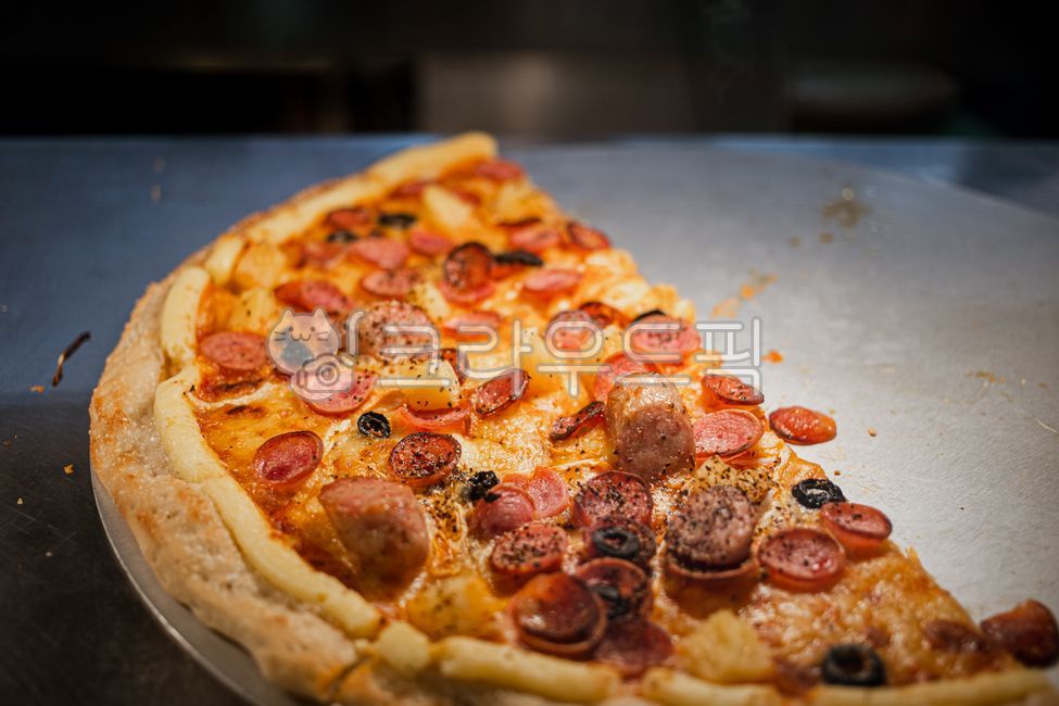 bread,snack,Bakery,recipe,cheese,sliced,pizza,Oven roasted,dessert,olive,ham,cooking